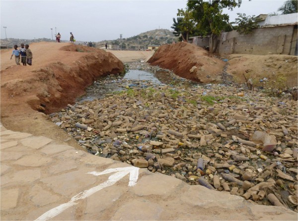 Sumbe (Ángola) . Convivencia de la gente con los residuos plásticos en un canal de desagüe. Autor: Pedro Pablo Loné