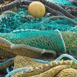 Los pescadores españoles ‘a la caza’ de redes a la deriva y otras basuras marinas para reciclarlas en fibras textiles
