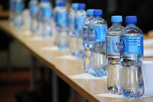 cinco centimos por cada botella de plastico sddr