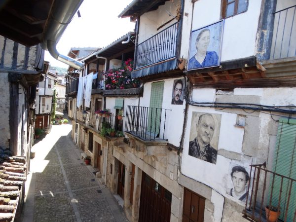 Imagen 6. Calles de Mogarraz (Salamanca) con representaciones del paisanaje local. Fuente: propia
